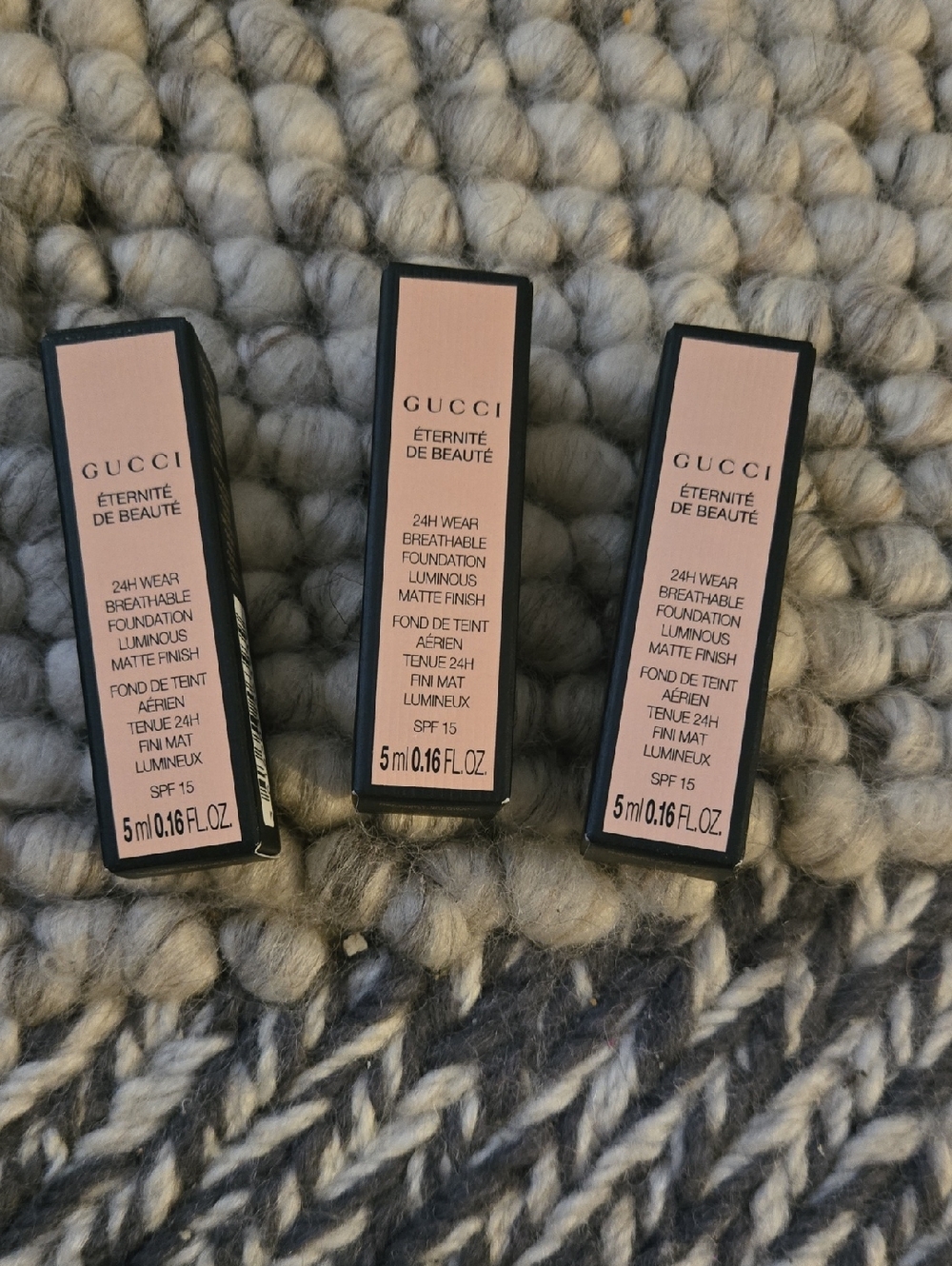 3- GUCCI 24H WEAR LUMINOUS MATTE FOUNDATION. 220W